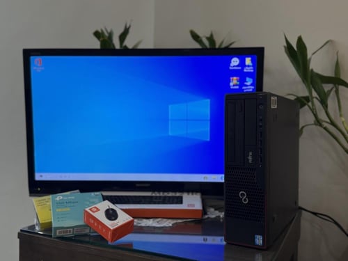 كمبيوتر مكتبي مع الشاشة بمعالج i5