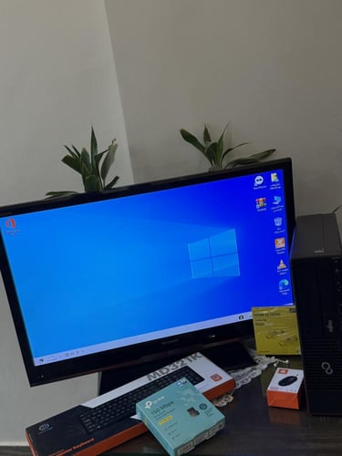 كمبيوتر مكتبي مع الشاشة بمعالج i5