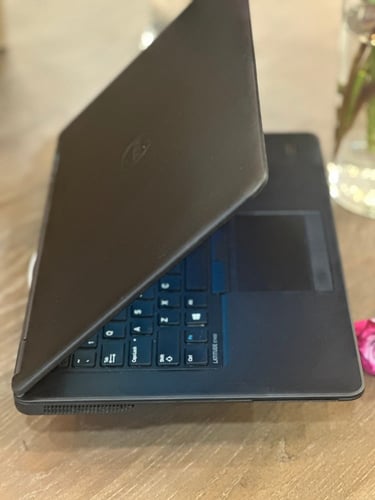 لابتوب DELL أسود بمعالج i7