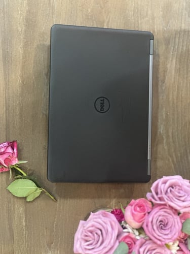 لابتوب DELL أسود بمعالج i7