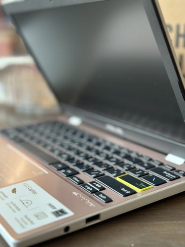 لابتوب ASUS وردي أنيق بكرتونه