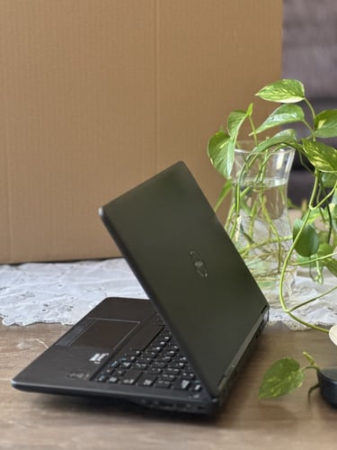 لابتوب DELL أسود بمعالج i5