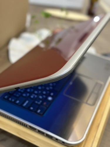 لابتوب DELL الأحمر بمعالج Core i5