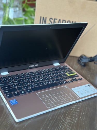 لابتوب ASUS وردي أنيق بكرتونه