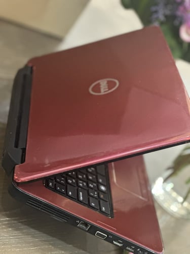 لابتوب DELL الأحمر بسعر اقتصادي