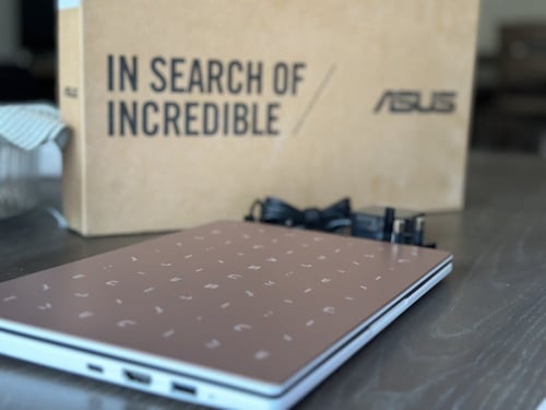 لابتوب ASUS أنيق بكرتونه