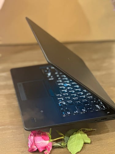 لابتوب DELL أسود بمعالج i7