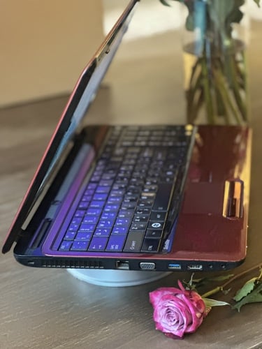 لابتوب TOSHIBA بمعالج i7 أحمر