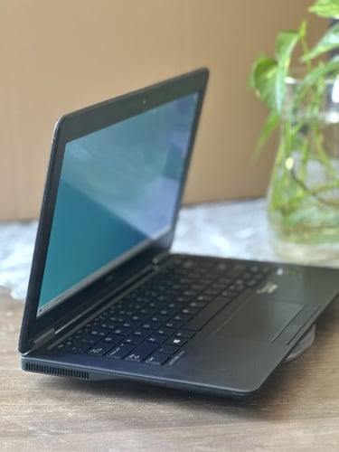 لابتوب DELL أسود بمعالج i5