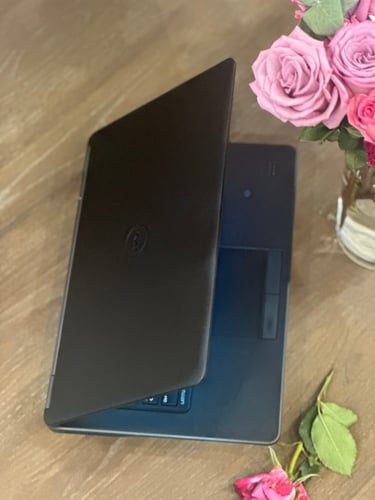 لابتوب DELL أسود بمعالج i7
