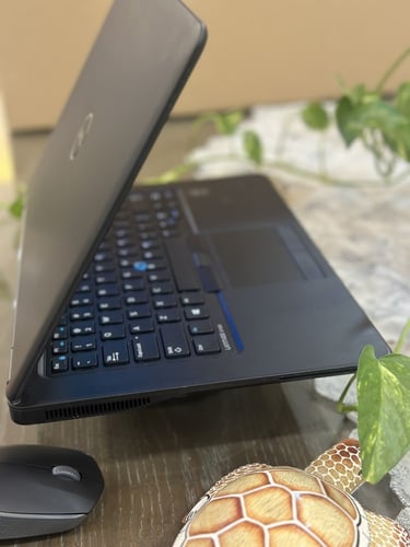 لابتوب DELL أسود بمعالج i5