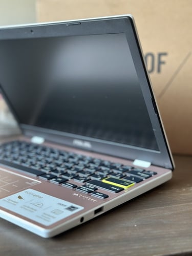 لابتوب ASUS وردي أنيق بكرتونه