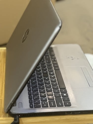 لابتوب HP الفضي بمعالج i5 وكرات شاشة