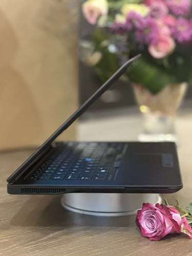 لابتوب DELL أسود بمعالج i7