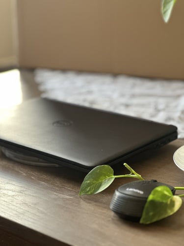 لابتوب DELL أسود بمعالج i5