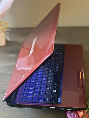 لابتوب TOSHIBA بمعالج i7 أحمر