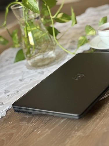 لابتوب DELL أسود بمعالج i5