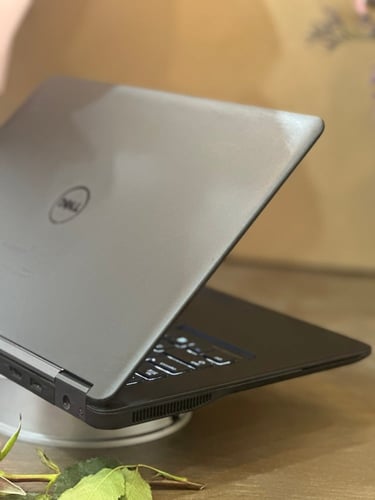 لابتوب DELL أسود بمعالج i7