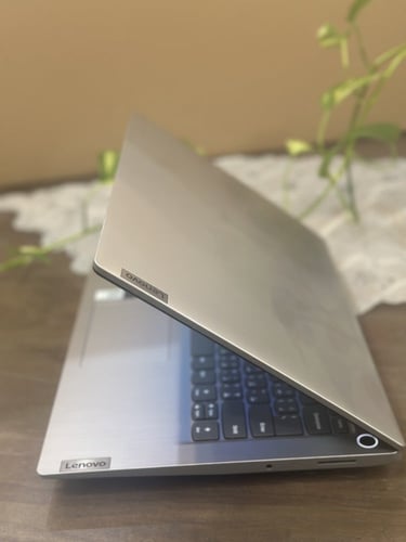 لابتوب Lenovo الفضي بمعالج i5