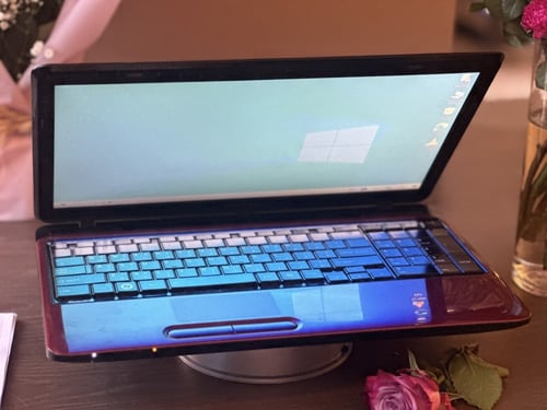 لابتوب TOSHIBA بمعالج i7 أحمر