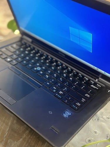 لابتوب DELL أسود بمعالج i5