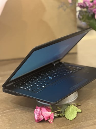 لابتوب DELL أسود بمعالج i7