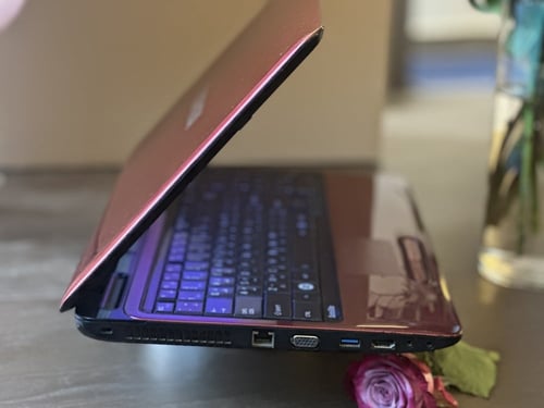 لابتوب TOSHIBA بمعالج i7 أحمر