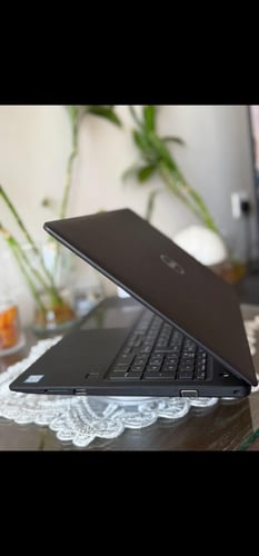 لابتوب DELL أسود بمعالج i5 لمس