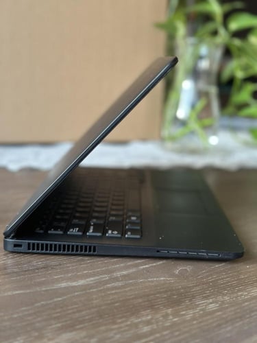 لابتوب DELL بمعالج Core i7