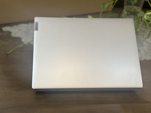 لابتوب Lenovo الفضي بمعالج i5