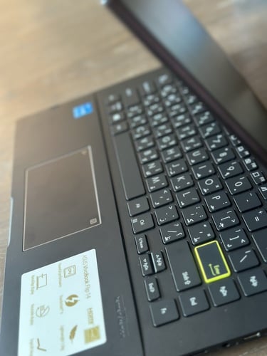 لابتوب شاشة لمس ASUS بكرتونه معالج Core i3