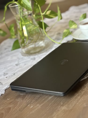 لابتوب DELL أسود بمعالج i5