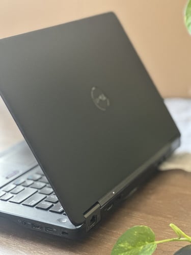 لابتوب DELL أسود بمعالج i5