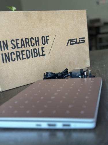 لابتوب ASUS وردي أنيق بكرتونه