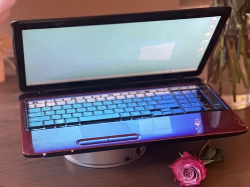 لابتوب TOSHIBA بمعالج i7 أحمر