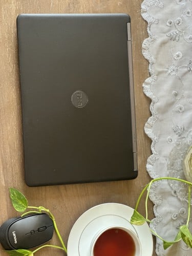 لابتوب DELL أسود بمعالج i5