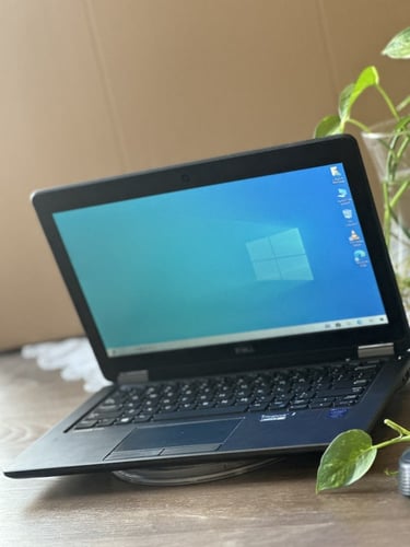 لابتوب DELL أسود بمعالج i5