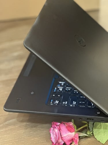 لابتوب DELL أسود بمعالج i7
