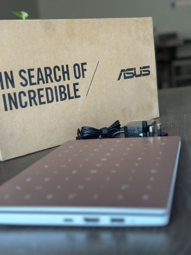 لابتوب ASUS أنيق بكرتونه