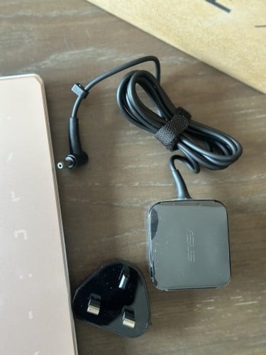 لابتوب ASUS وردي أنيق بكرتونه