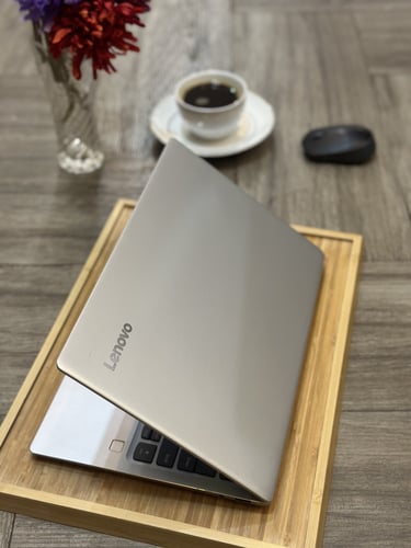 لابتوب Lenovo الفضي بمعالج i5