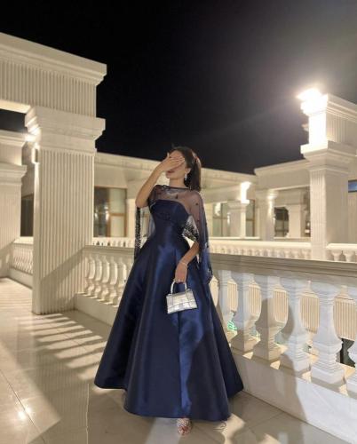 Elegant dress with embroidered velvet