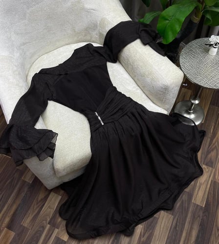 نوار لومينا – فستان سهرة أسود بلمعة فاخرة