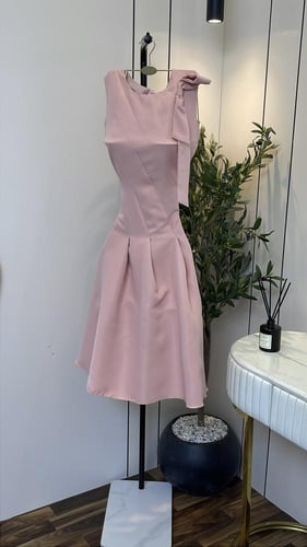 فستان همسة الورد – أنوثة ناعمة بتصميم راقٍ