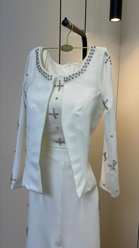 بدلة MAJESTIC IVORY – فخامة ناعمة بتفاصيل كريستالي...