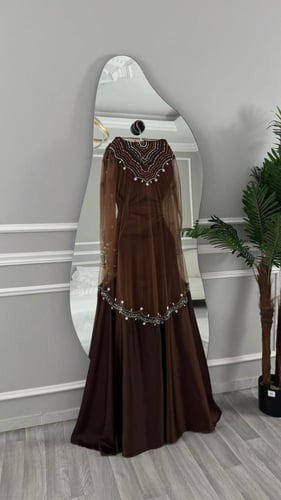 فستان سهرة ملكي مطرز – بني فاخر بتصميم أميري