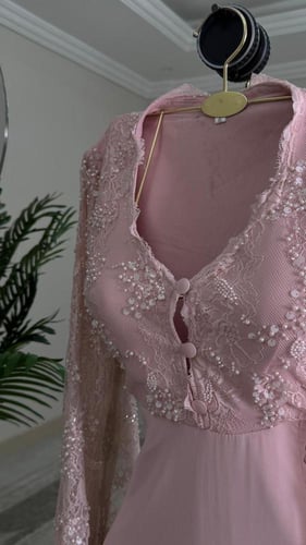 فستان فينيريا الشيفون بتطريز الخرز الملكي