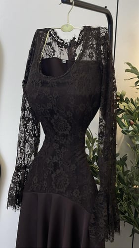 فستان سُلافة الدانتيل – فخامة كلاسيكية بإطلالة ساح...