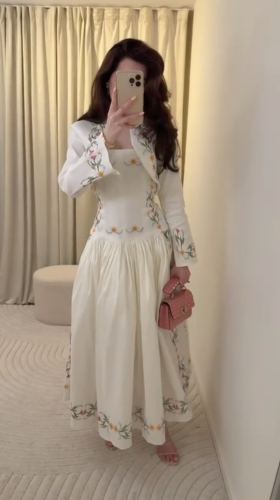 فستان BLOSSOM ROYALE – أناقة ناعمة بلمسة فنية فاخر...