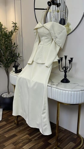 إيتوال بيرل – فستان أوف وايت